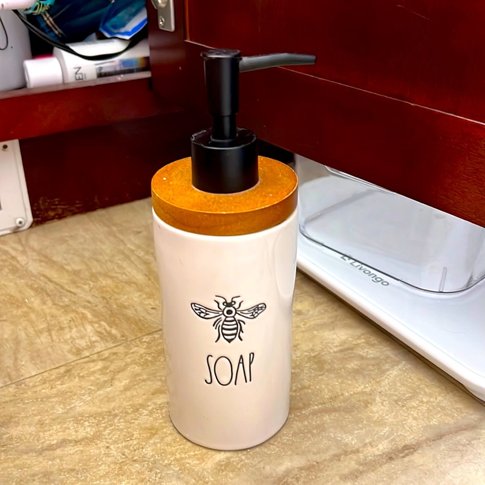 Rae dunn bee soap dispenser